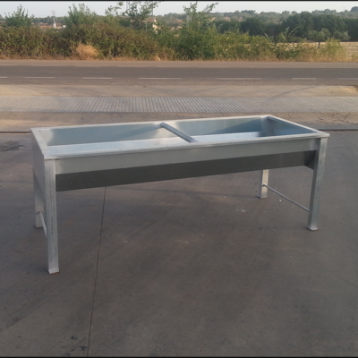 Comedero vacuno galvanizado de 2 mt